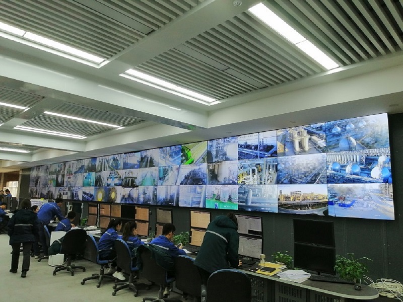 清明节期间，拼接屏如何协助管理道路运输安全？