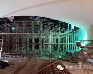 中玻藍星650t/d浮法窯爐冷修采用镟模支撐新工藝，完成了熔化部大镟施工